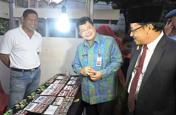 Kepala Bakorwil 3 Malang Dr Idrus Achmad MSi saat melihat stan akik. foto: iwan irawan/BANGSAONLINE