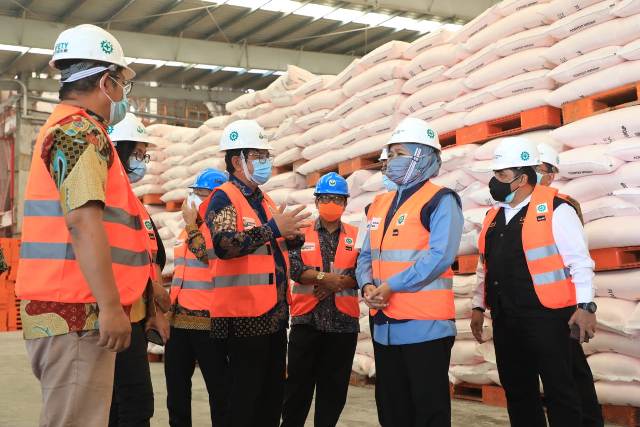 Tanam Beringin Putih di Petrokimia Gresik, Gubernur Khofifah: Stok Pupuk Aman
