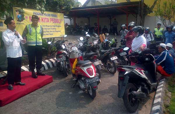 Pengendara motor yang melanggar diberi siraman rohani oleh KH. Ahmad Damanhuri. foto: suwandi/BANGSAONLINE