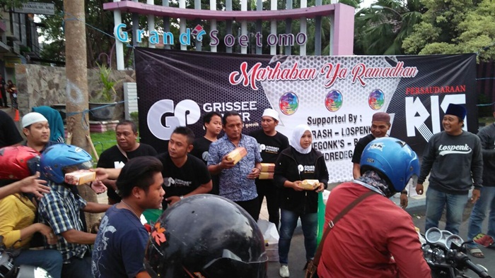 Persaudaraan Rock In Gresik Bagi-Bagi 1.750 Takjil Gratis
