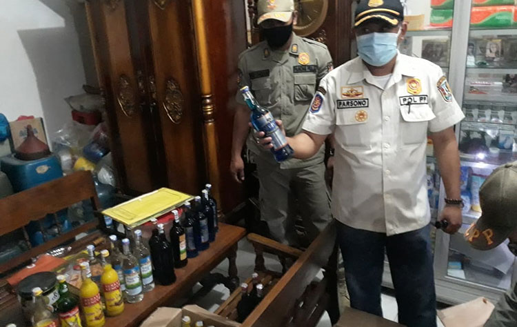 Kelabuhi Petugas, Pelaku Simpan Puluhan Botol Miras di Bawah Kasur