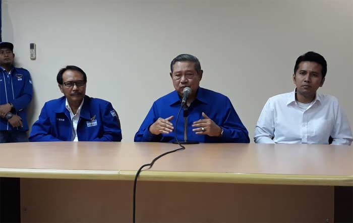Ketua Umum DPP Partai Demokrat, Susilo Bambang Yudhoyono (SBY) memberikan pernyataan sikap terkait Pilkada usai Apel Siaga Kader Partai Demokrat se-Jatim di Asrama Haji, Kota Madiun. foto: ist