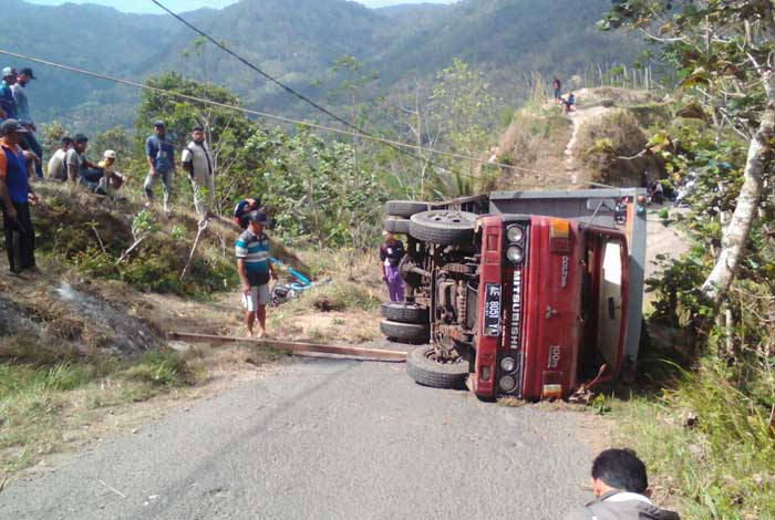 Tak Kuat Menanjak, Truk Muatan Air Terguling di Desa Sidomulyo Pacitan