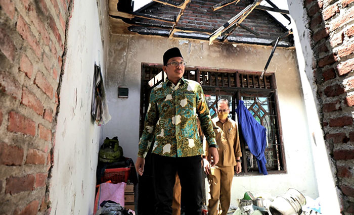 Bupati Sidoarjo, Ahmad Muhdlor Ali, saat meninjau rumah terbakar di Desa Kepadangan Kecamatan Tulangan. Foto: Ist