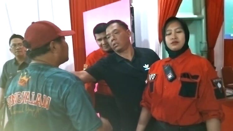 Petugas yang berada di pintu masuk melarang puluhan wartawan untuk masuk ke Stadion Gelora Bangkalan untuk meliput POPDA XIV dan PAPERDA II Jawa Timur