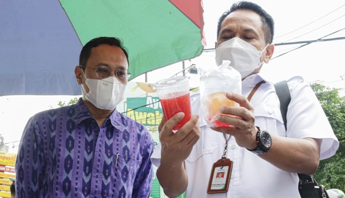 Kepala Dinas Kesehatan Kota Kediri dr. Fauzan Adima (kiri) bersama petugas dari BPOM sedang mengecek makanan dan minuman yang dijajakan oleh para pedagang. foto: ist.