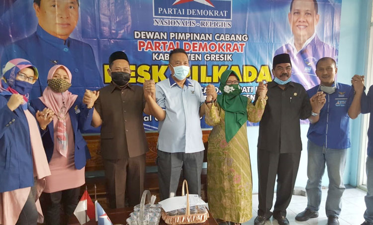 Ketua Partai Demokrat Gresik, Eddy Santoso bersama jajaran pengurus saat menerima pasangan Niat mengembalikan formulir pendaftaran. foto: SYUHUD/ BANGSAONLINE
