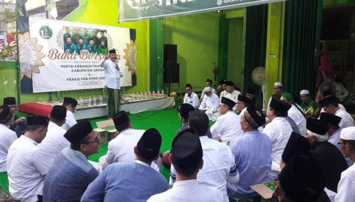 Ketua DPC PKB Gresik H. Moh. Qosim memberikan pengarahan para kader. foto: SYUHUD/ BANGSAONLINE