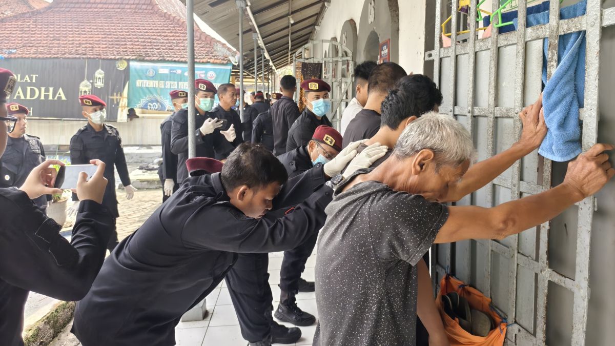 Cegah Masuknya Barang Terlarang, Rutan Bangkalan Gelar Geledah Kamar Warga Binaan