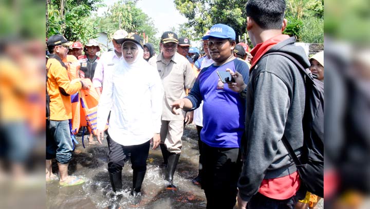 Gubernur Khofifah Indar Parawansa didampingi Wabup Pungkasiadi meninjau langsung korban banjir Desa Tempuran Kecamatan Sooko, Senin (6/5) siang.