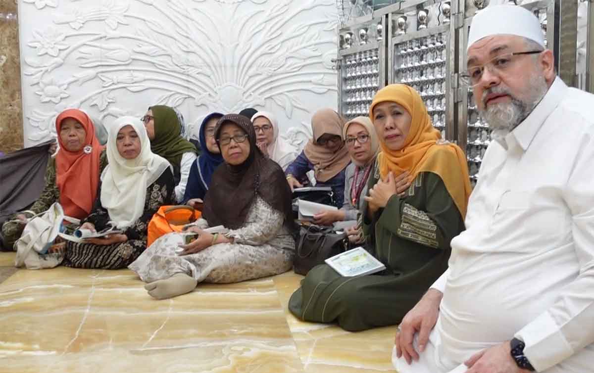 Khofifah Bersama Rombongan Khataman Manaqib Syech Abdul Qadir Al-Jailani dengan Syekh Afeefuddin
