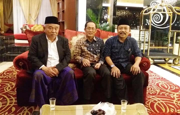 Prof Dr KH Asep Saifuddin Chalim, MA (kiri), Prof Dr Ir Kadarsah Suryadi, DEA (tengah) dan EM Mas'ud Adnan, S.Sos, M.Si (kanan). foto: BANGSAONLINE.com