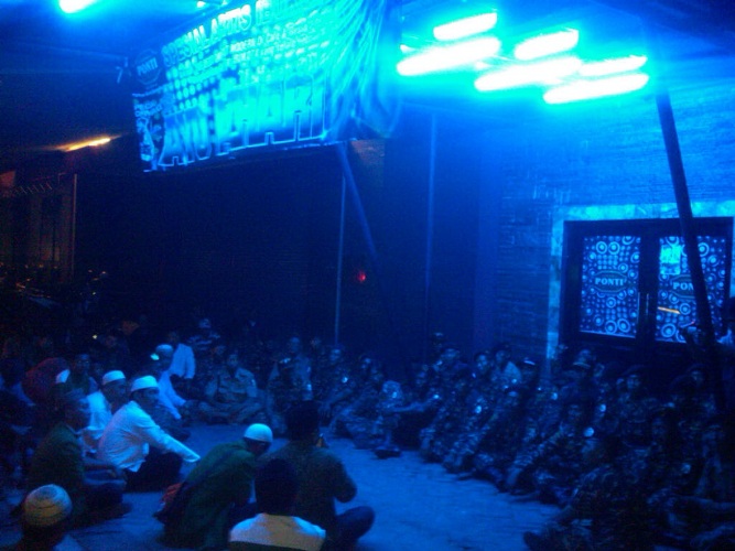 Ansor dan Banser Sidoarjo menggelar istighotsah depan kafe Ponti untuk menolak dibukanya lagi kafe itu, Sabtu (29/3/2014) malam. foto istimewa