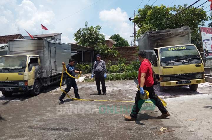 Dua Truk Box di Wonoayu Sidoarjo Terbakar Secara Misterius
