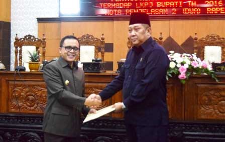 Wakil Ketua DPRD, HM Joni Subagio menyerahkan dokumen rekomendasi LKPJ Bupati tahun 2016 kepada Bupati Anas.