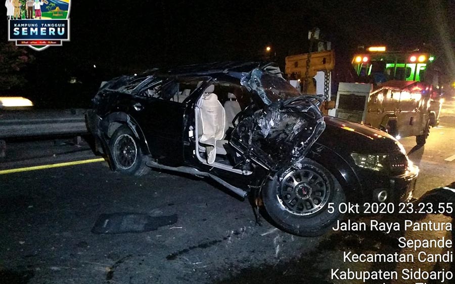 Kondisi kendaraan usai terguling tampak ringsek.