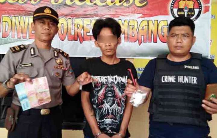 Tersangka BTS dikawal polisi. 