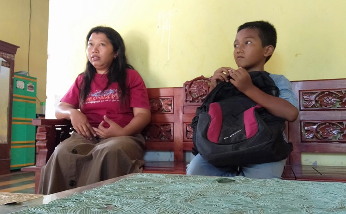 Salah satu siswa penerima bantuan BKSM berupa tas dan alat tulis.