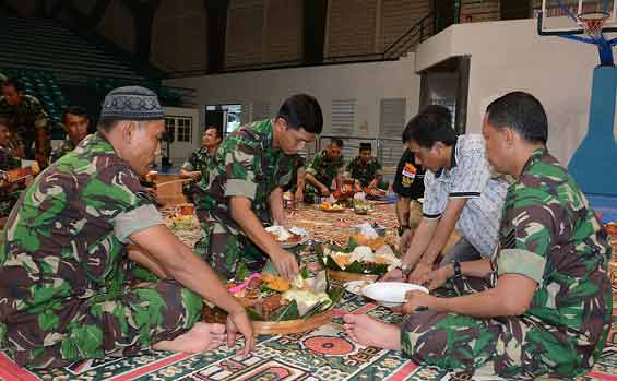 Kasrem 084 Letkol Inf Agung Dwi K. memotong umpeng dalam syukuran penutupan Brawijaya Fair 2015.