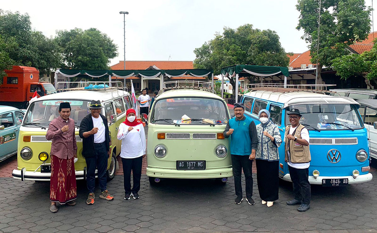Gubernur Khofifah dan Gus Ipul Sambut Kedatangan Ratusan Pecinta VW dan Vespa di Kota Pasuruan