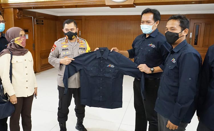 Ketua AMSI Jatim Arif Rahman menyerahkan kenang-kenangan berupa baju AMSI kepada Kapolda Jatim Irjen Pol Mohammad Fadil Imran.