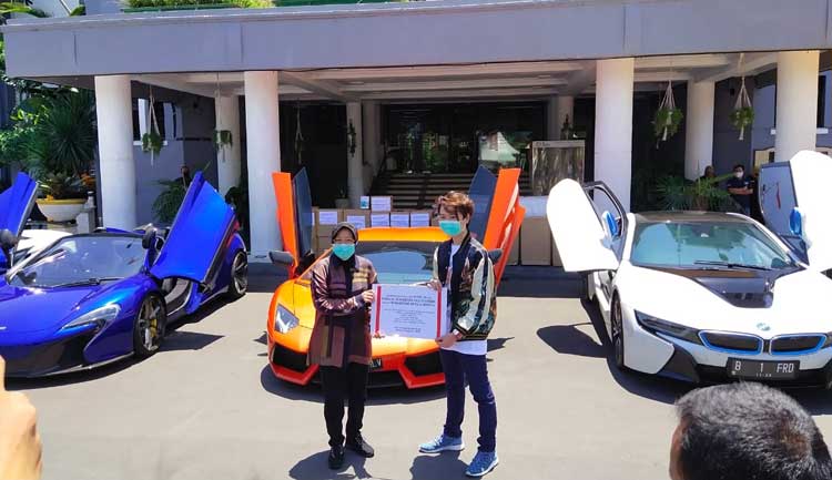 Beri Bantuan Pakai Mobil Mewah, Balai Kota Surabaya Mendadak Jadi Showroom Supercar