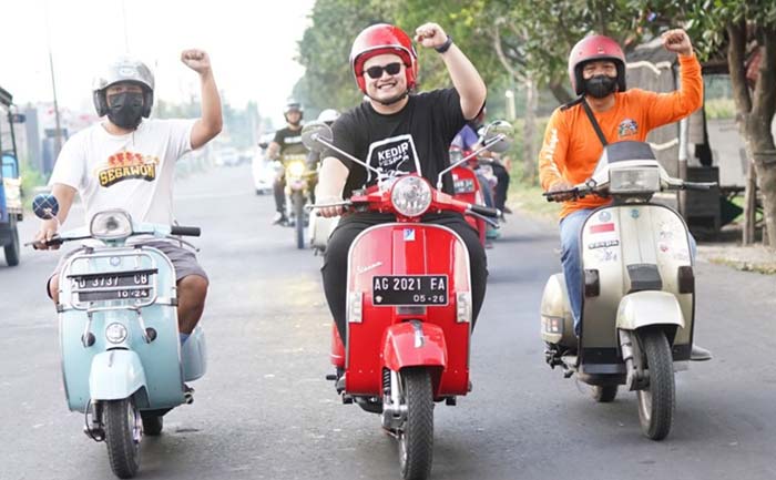 Bupati Kediri, Hanindhito Himawan Pramana (tengah), saat touring dengan Vespa kesayangannya. Foto: Ist