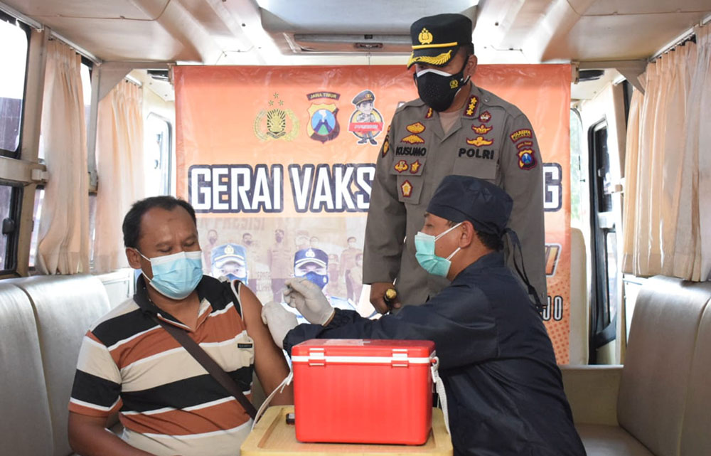 Kapolresta Sidoarjo Kombes Pol. Kusumo Wahyu Bintoro saat meninjau vaksinasi di Bus Vaksin Presisi Mobile Polresta Sidoarjo, Kamis (5/8/2021).