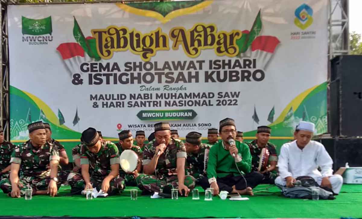 Grup Banjari Granat Cakti Gupusjat-2 tampil di peringatan Hari Santri di makam Aulia Sono, Buduran, Minggu (23/10/2022). foto ist
