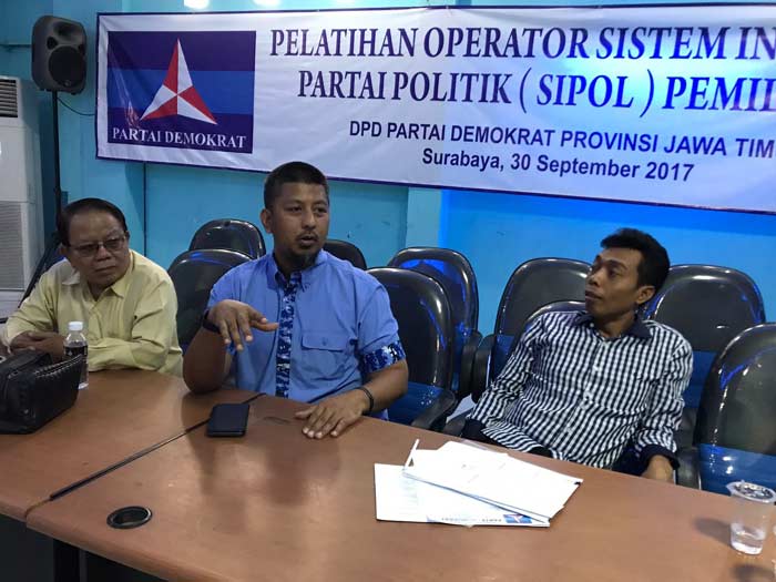 Renville Antonio, Sekretaris DPD Partai Demokrat Jatim saat jumpa pers di kantor DPD Partai Demokrat.  Foto: DIDI/BANGSAONLINE