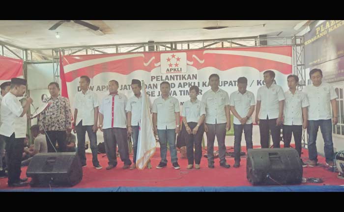 dr. Ali Mahsun, M.Biomed, Ketua Umum APKLI saat melantik pengurus DPW dan DPD APKLI se-Jatim. Foto: DIDI R/BANGSAONLINE