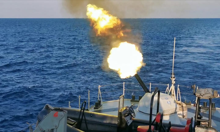 Penembakan meriam yang dilakukan oleh salah satu KRI.