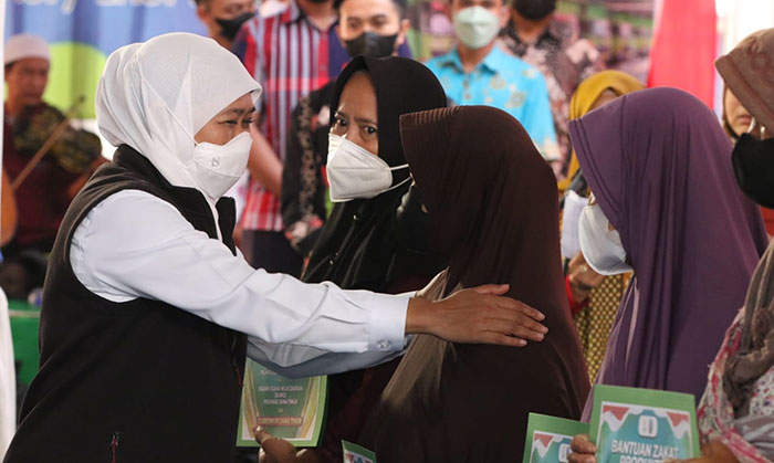 Gubernur Jawa Timur, Khofifah Indar Parawansa, saat menyerahkan zakat produktif bagi 150 orang pelaku Usaha Ultra Mikro yang ada di Bojonegoro dan sekitarnya.