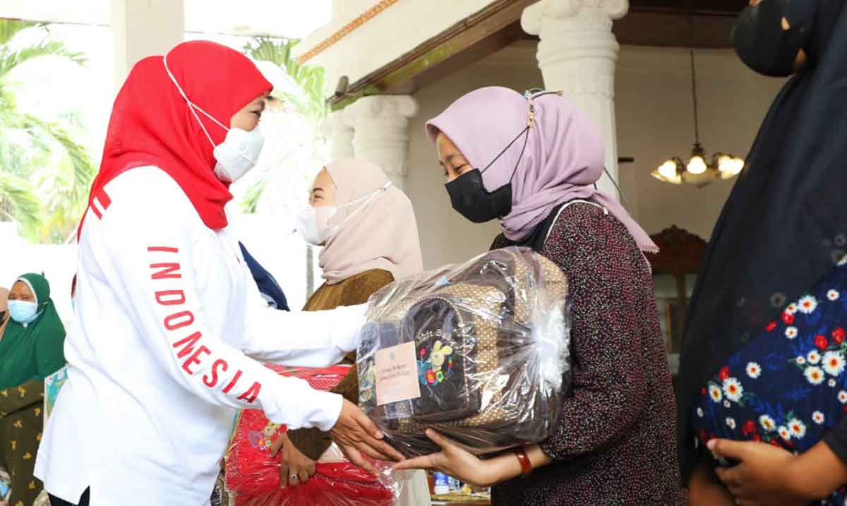 Gubernur Khofifah saat memberi bantuan untuk ibu hamil.