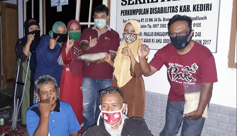 Alumni Smada Kota Kediri Salurkan Sembako kepada Kaum Disabilitas