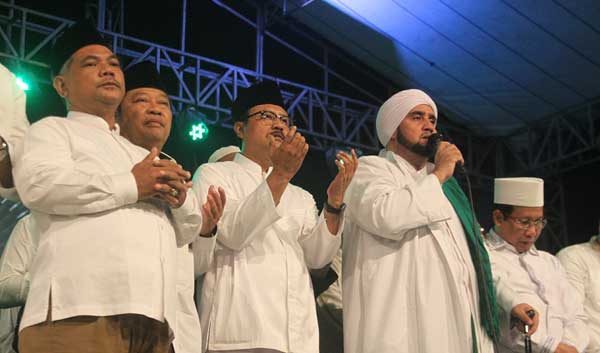Habib Syekh ketika memimpin salawat di Sidoarjo.