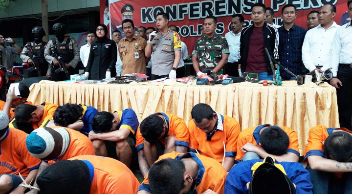 Kapolres Gresik Wahyu S. Bintoro didampingi Wabup Moh. Qosim dan Dandim 0817 Letkol Inf. Budi Handoko saat mengekpos tersangka. foto: SYUHUD/ BANGSAONLINE