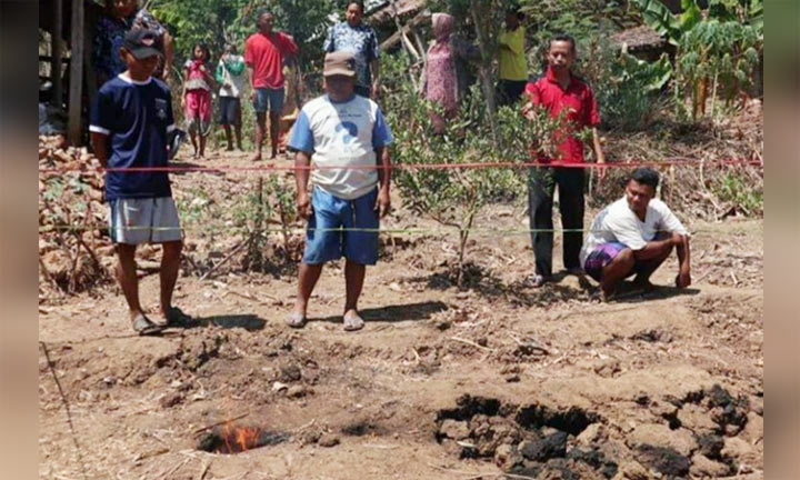 Fenomena munculnya api dari dalam tanah membuat masyarakat Ponorogo penasaran ingin melihat langsung dari dekat.