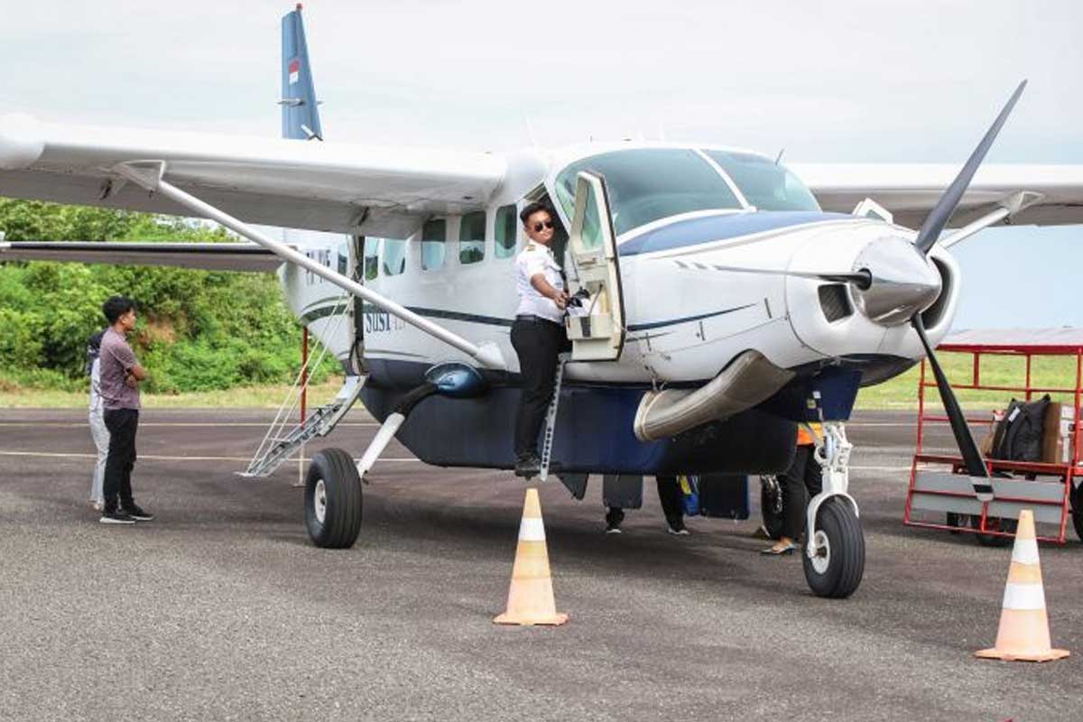 Penumpang bersiap menaiki pesawat Cessna Grand Caravan di Bandara Harun Thohir, Pulau Bawean, Gresik, Jawa Timur, Selasa (26/3/2024). Foto: Antara