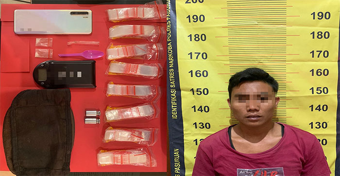 Tersangka dan barang bukti yang diamankan Satresnarkoba Polres Pasuruan.