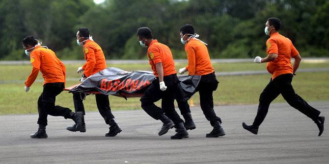 Jenazah AirAsia Ditemukan Memakai Jaket Pelampung