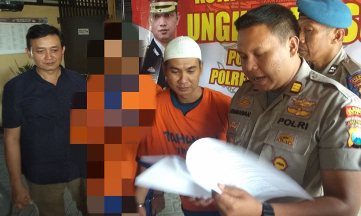 Tersangka Djoko (pakai kopyah putih) saat rilis pers.