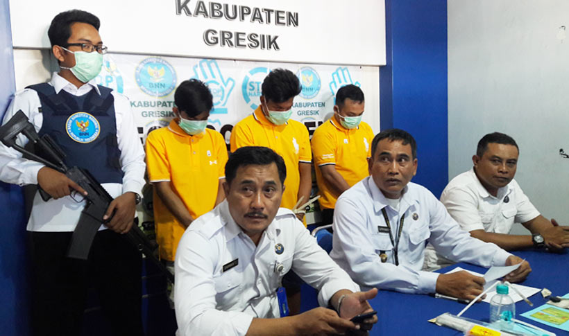 BNNK Gresik Bekuk 4 Pengedar dan Pemakai Narkoba Warga Balongpanggang