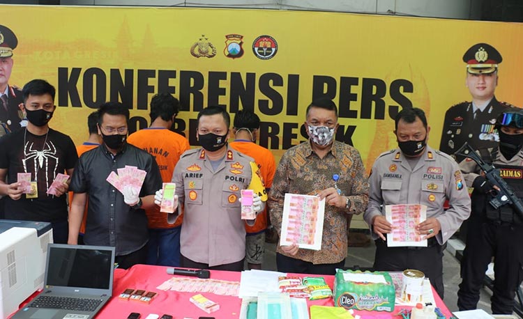 Kapolres Gresik, AKBP Arief Fitrianto ketika mengekspos para pelaku. (foto: SYUHUD/ BANGSAONLINE)