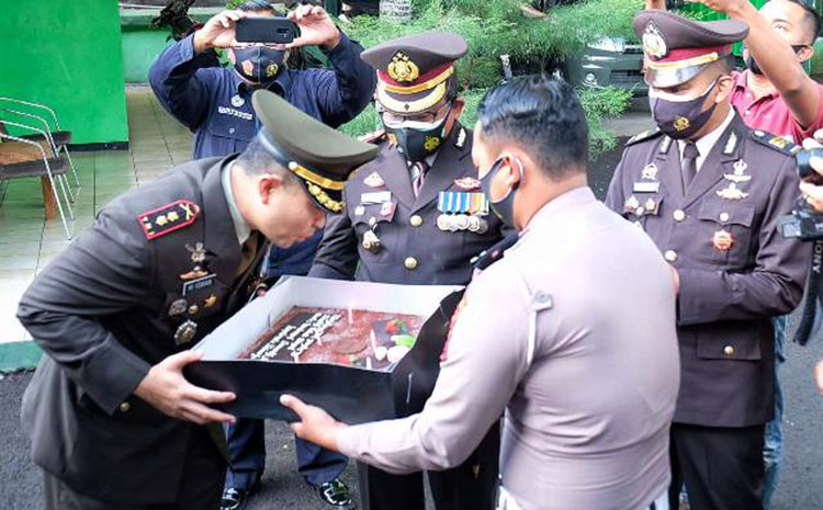 Selain memberikan kado dalam rangka HUT TNI ke-75 pada Dandim 0816 Sidoarjo, Kapolresta Sidoarjo juga memberikan kado ke Yon Arhanudse 8 Gedangan, Pasmar 2, Brigif 1 Marinir, dan jajaran TNI lainnya di Sidoarjo.
