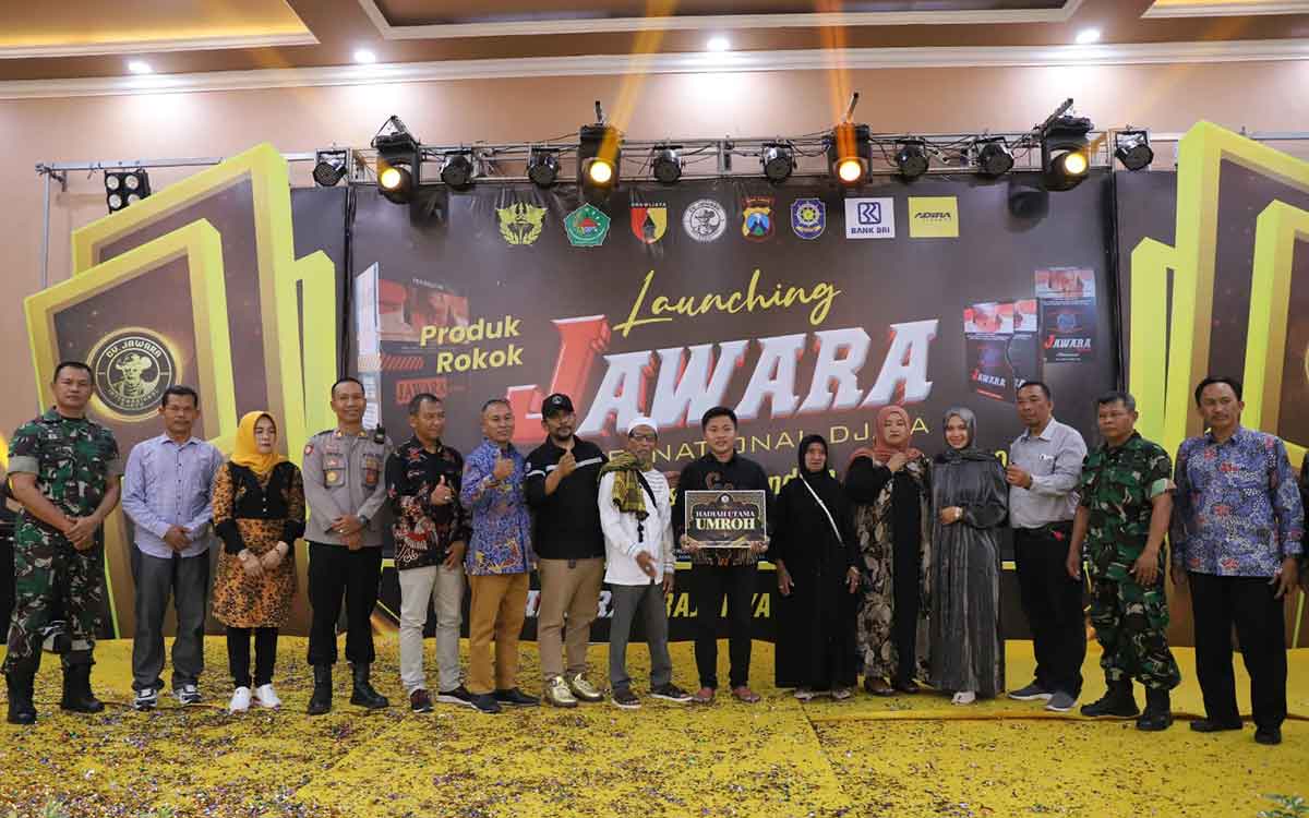 Direktur CV Jawara Internasional Djaya, Marsuto Alfianto, bersama pemenang undian umroh gratis.