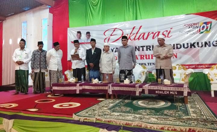 Perwakilan aliansi Kiai-Santri di Jawa Timur dan Jawa Tengah saat membacakan deklarasi dukungan.
