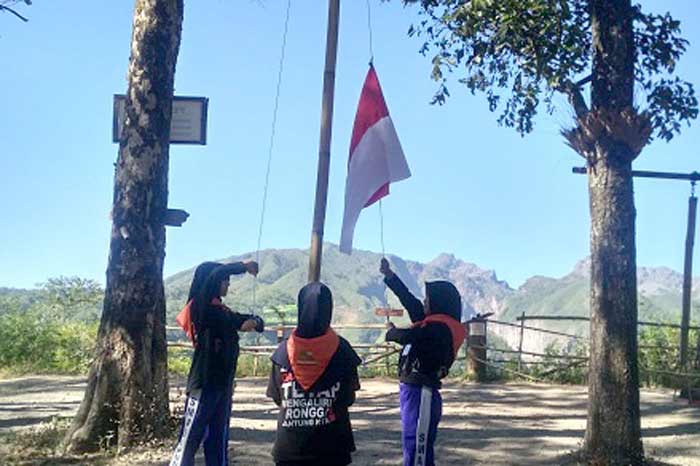 Paguyuban Lintas Generasi Gelar Upacara di Puncak Bukit Ongak'an