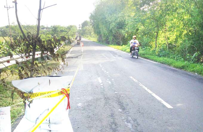 Diguyur Hujan Deras, Pondasi Jalan Raya Kenep Ambrol
