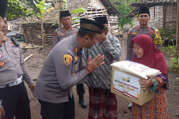 Kapolres Jombang, AKBP Moch Nurhidayat saat berikan sembako. FOTO: AAN AMRULLOH/BANGSAONLINE